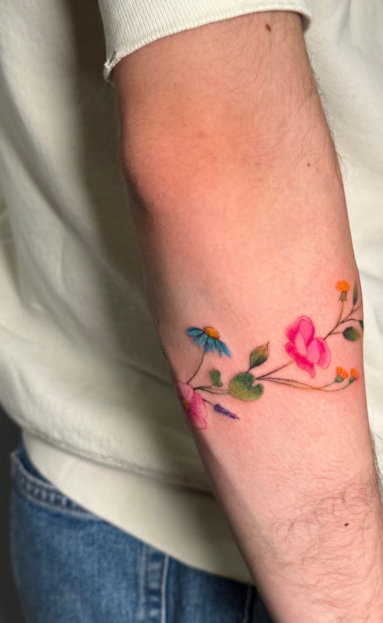 Tatuaje Pulsera floral silvestre multicolor — CAOS Art Tattoo Chile