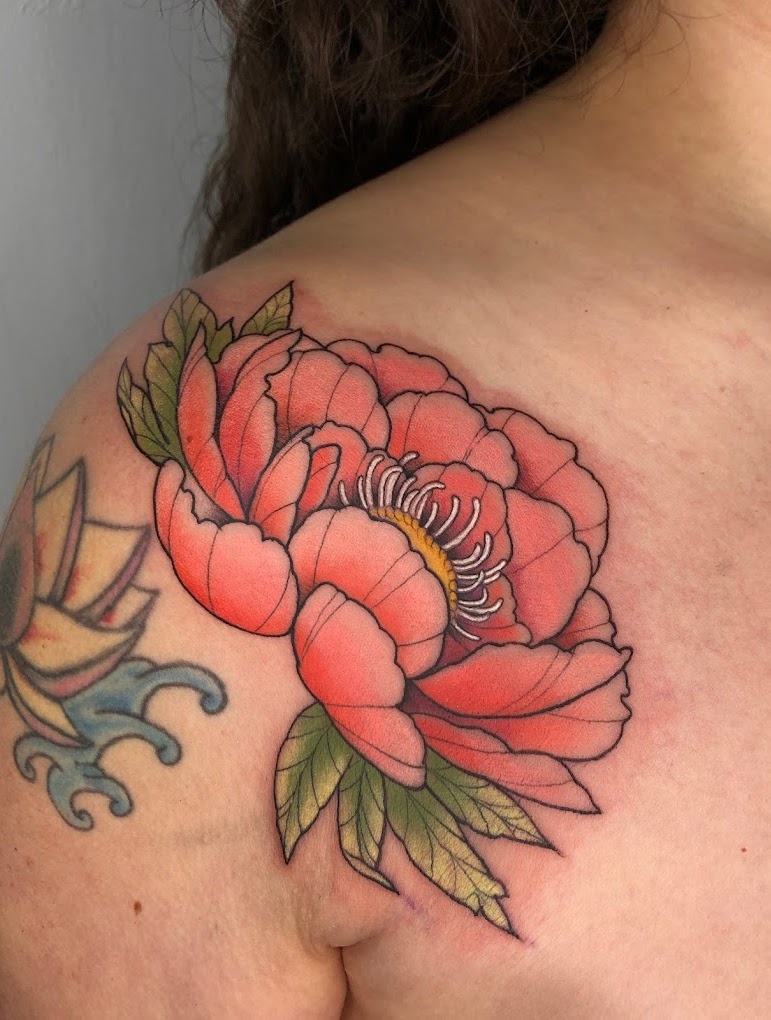 Tatuaje Peonía neo japonés a color en hombro — CAOS Art Tattoo Chile