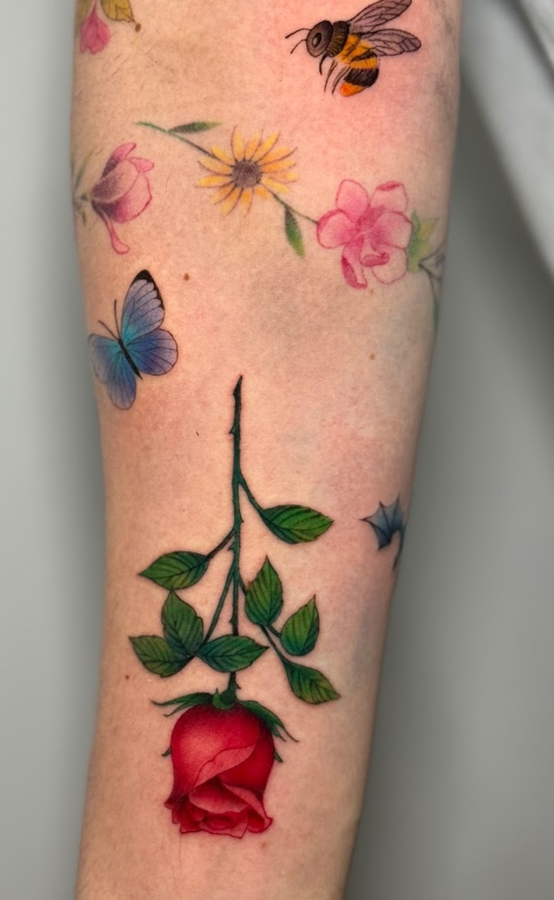 Tatuaje Jardín botánico rosa capullo mariposa abeja color — CAOS Art Tattoo Chile