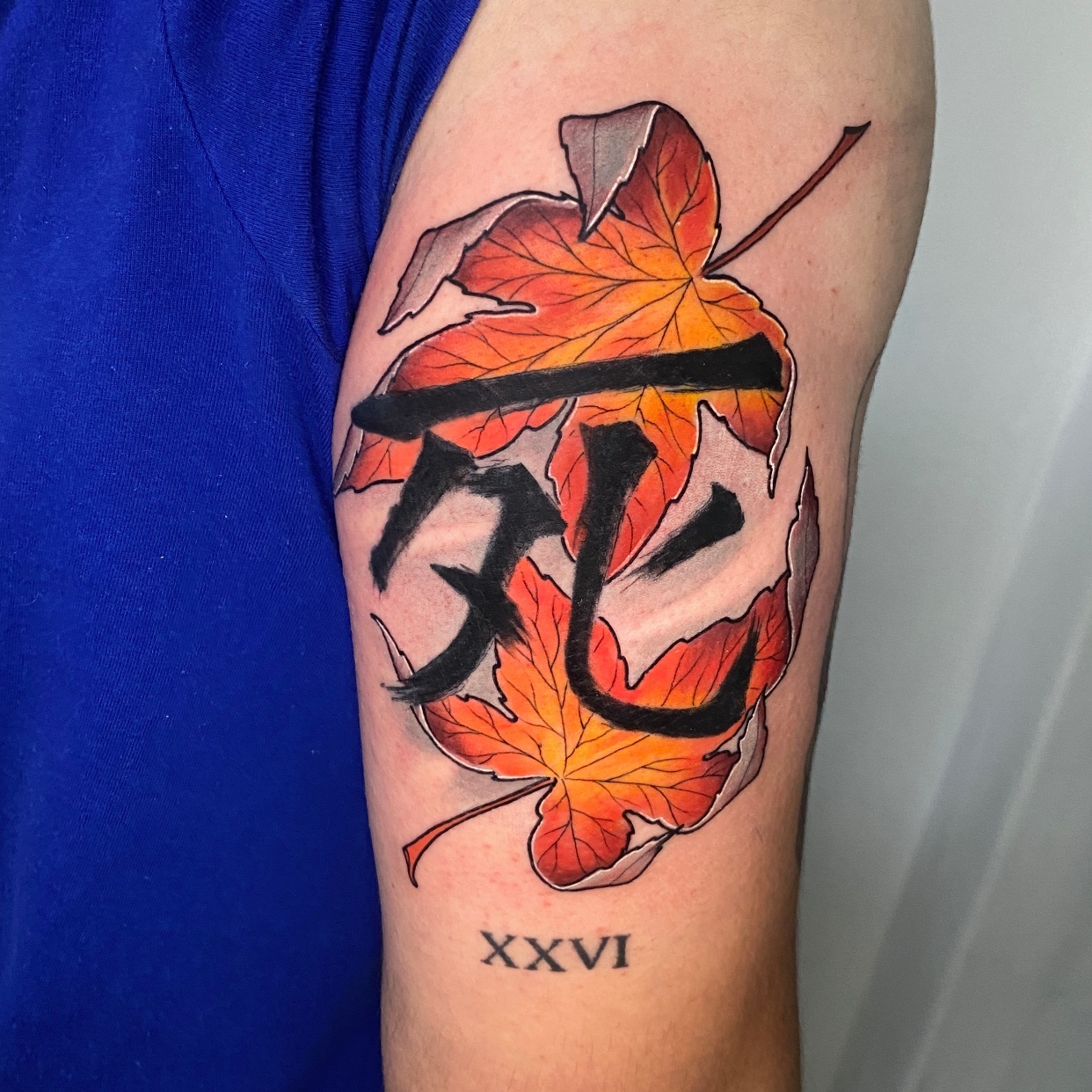 Tatuaje Hojas de arce otoño con kanji japonés XXVI — CAOS Art Tattoo Chile
