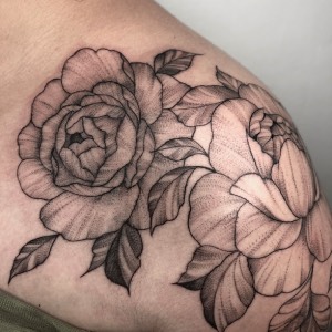 Tatuaje Peonías blackwork dotwork en hombro — CAOS Art Tattoo Chile