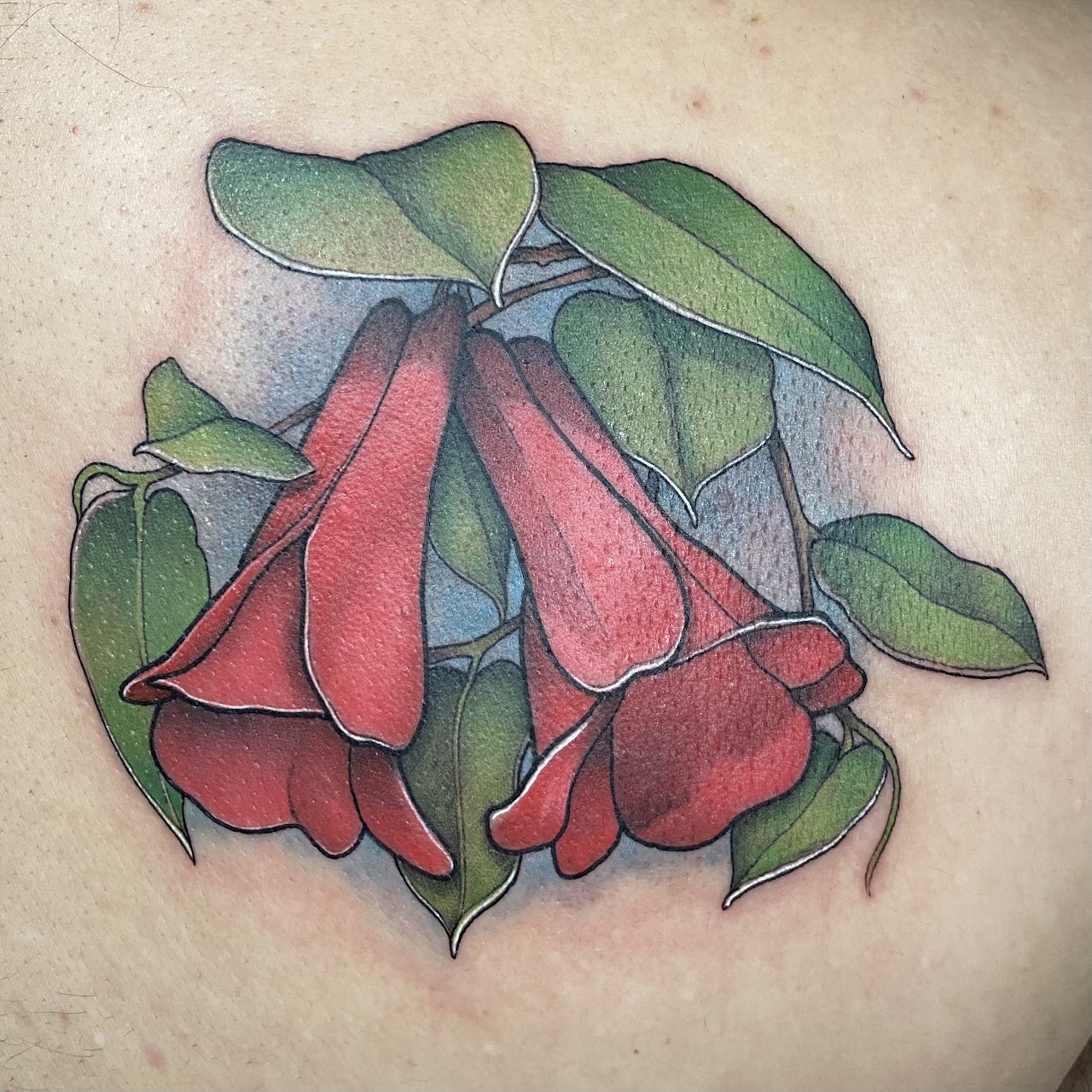 Tatuaje Copihue flor nacional a color realista — CAOS Art Tattoo Chile
