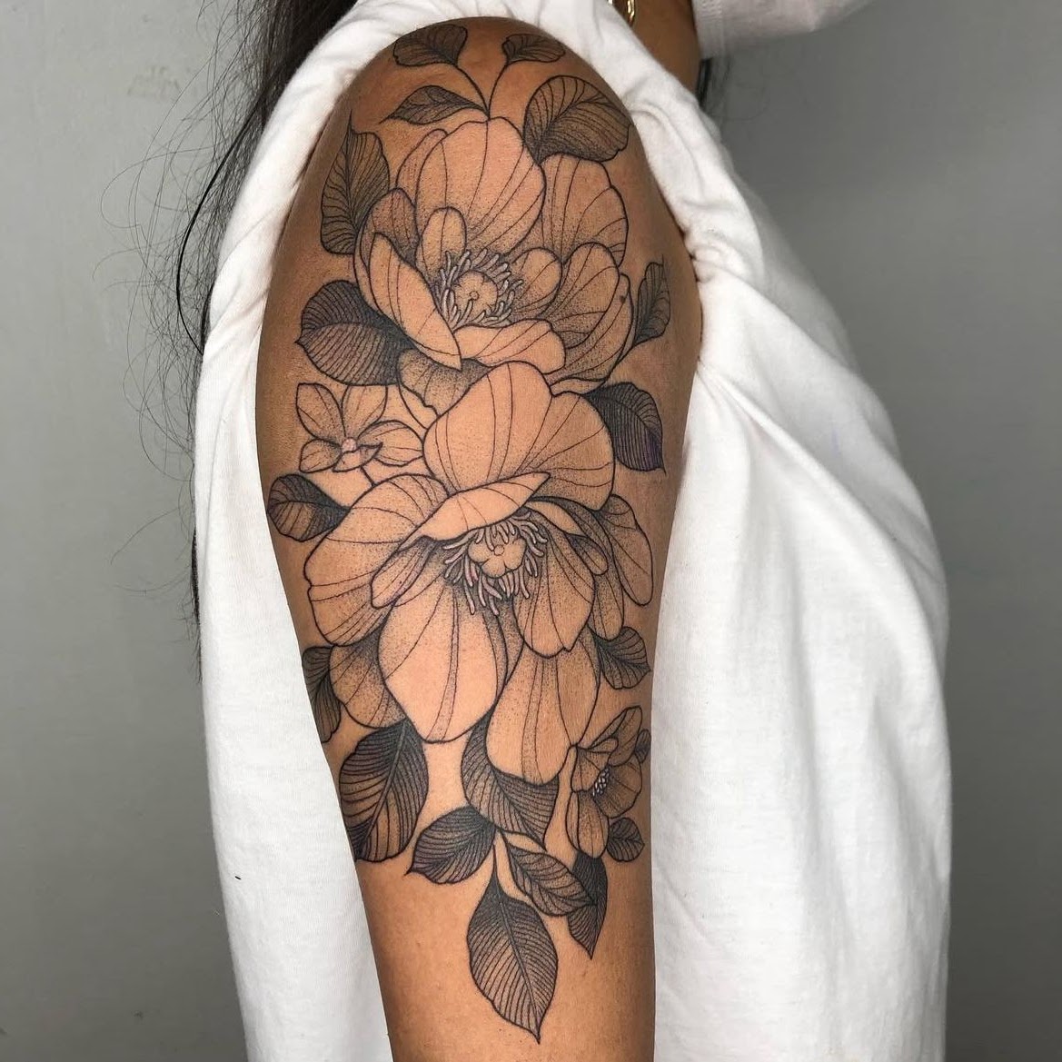 Tatuaje Magnolias blackwork dotwork en brazo — CAOS Art Tattoo Chile