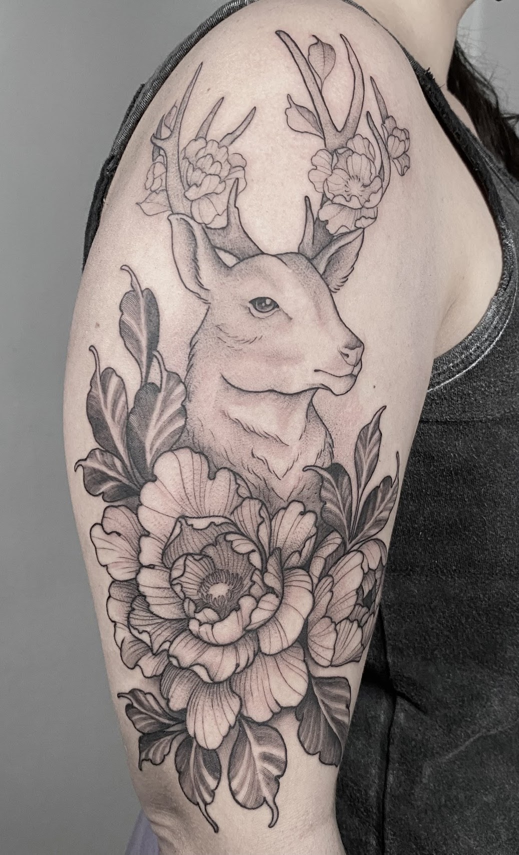 Tatuaje Ciervo con flores peonías blackwork en brazo — CAOS Art Tattoo Chile