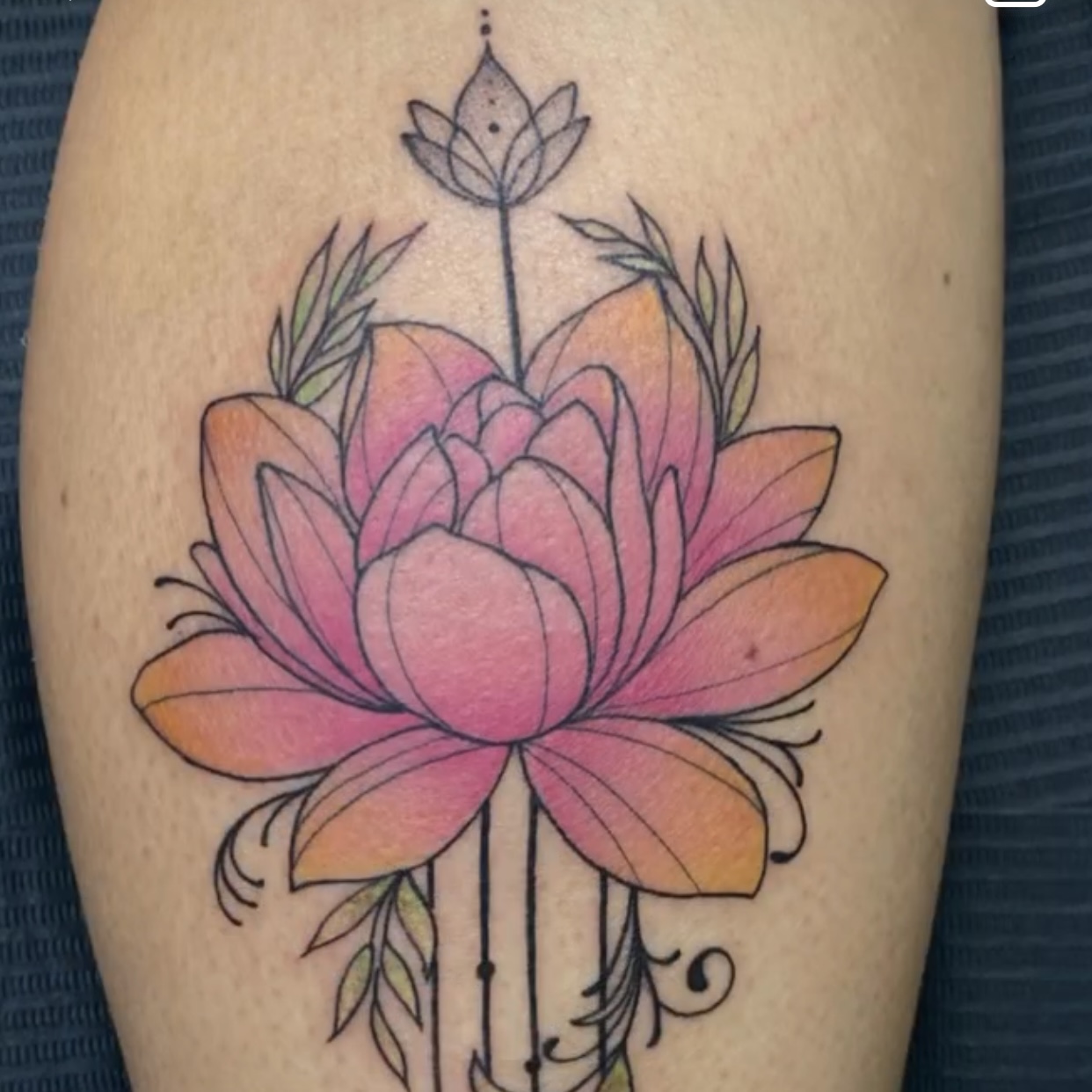 Tatuaje Loto rosa a color con ornamento — CAOS Art Tattoo Chile
