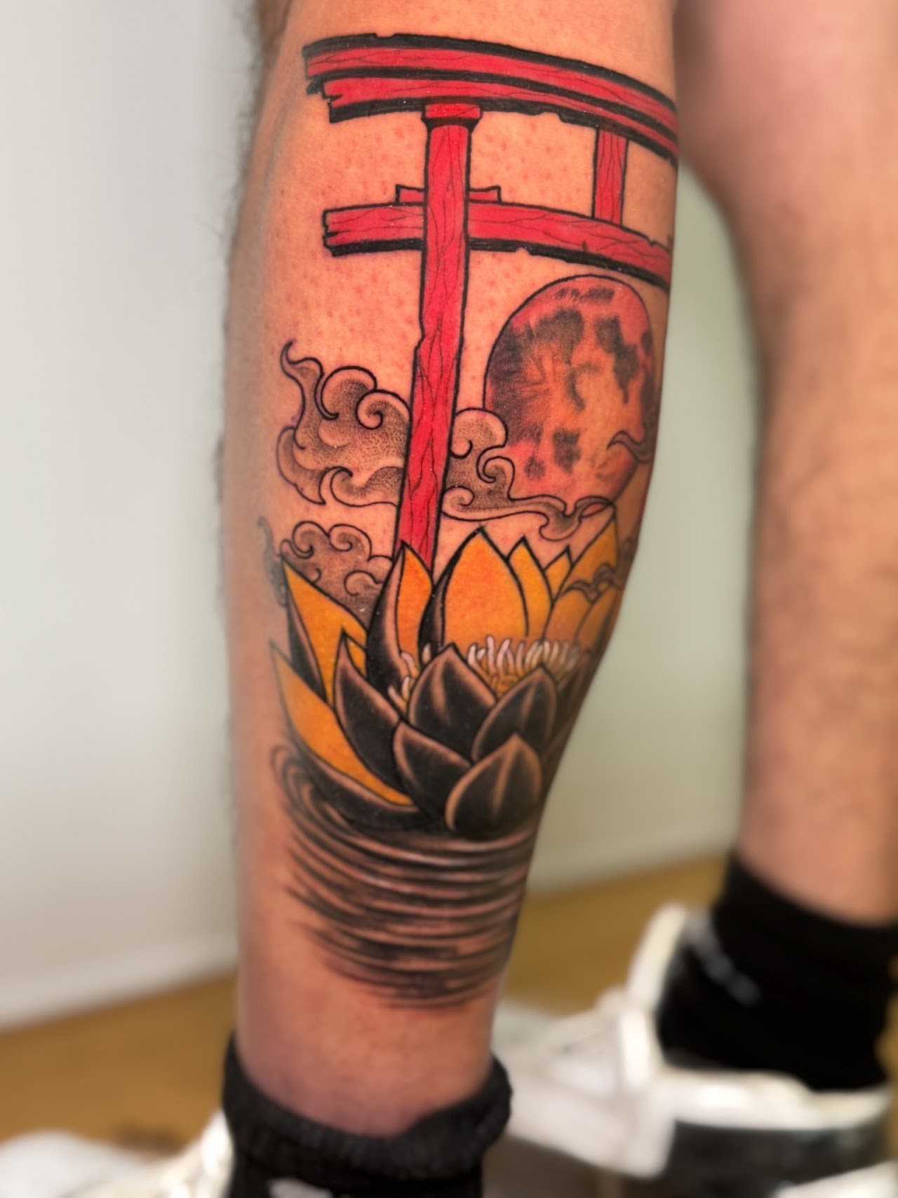 Tatuaje Loto torii japonés rojo con luna — CAOS Art Tattoo Chile