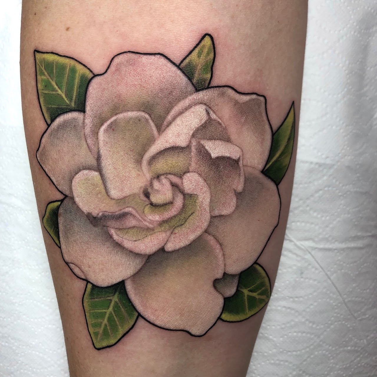 Tatuaje Gardenia blanca realista a color — CAOS Art Tattoo Chile