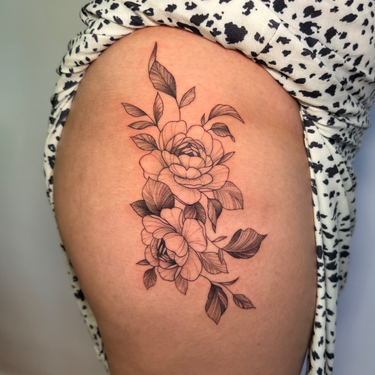 Tatuaje Peonías fineline en muslo — CAOS Art Tattoo Chile