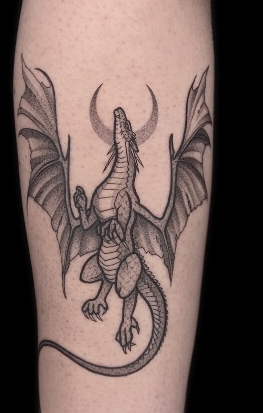 Tatuaje Dragón blackwork con luna creciente — CAOS Art Tattoo Chile