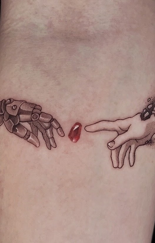 Tatuaje Manos robot y humano creación con gema roja — CAOS Art Tattoo Chile