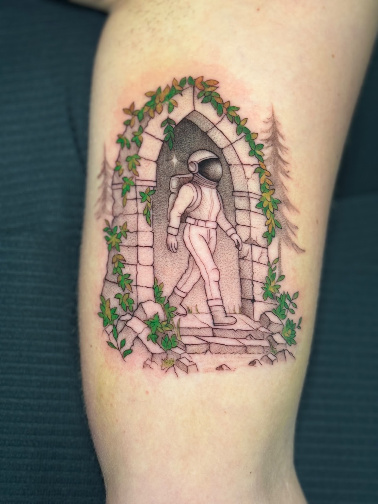 Tatuaje Astronauta en arco de ruinas con plantas color — CAOS Art Tattoo Chile