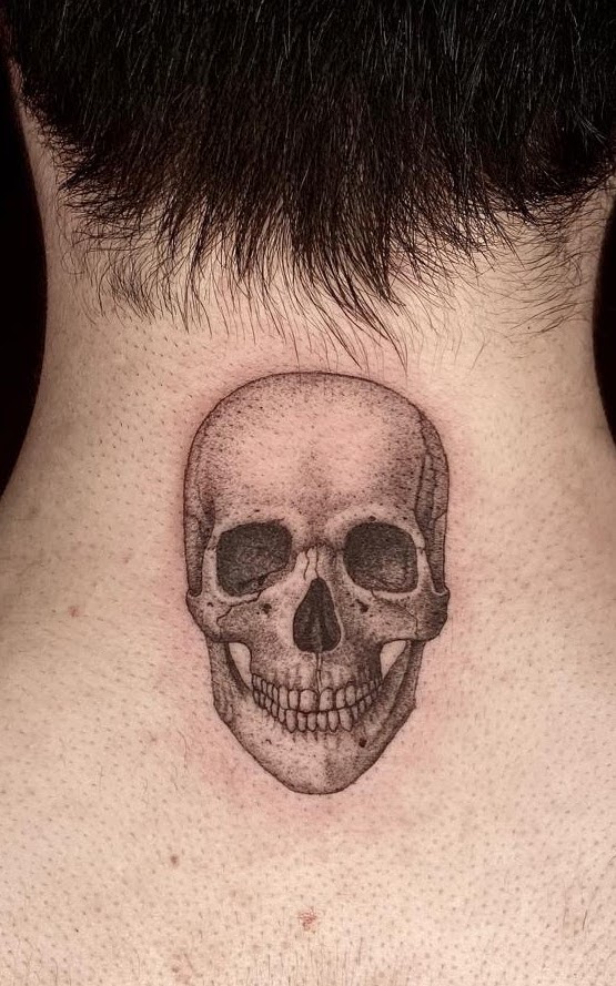 Tatuaje Cráneo realista dotwork en nuca — CAOS Art Tattoo Chile