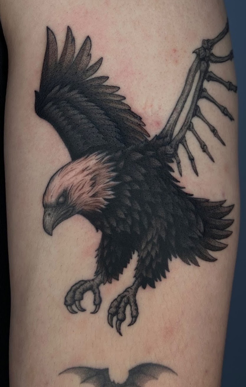 Tatuaje Águila calva esqueleto alas oscuras blackwork — CAOS Art Tattoo Chile