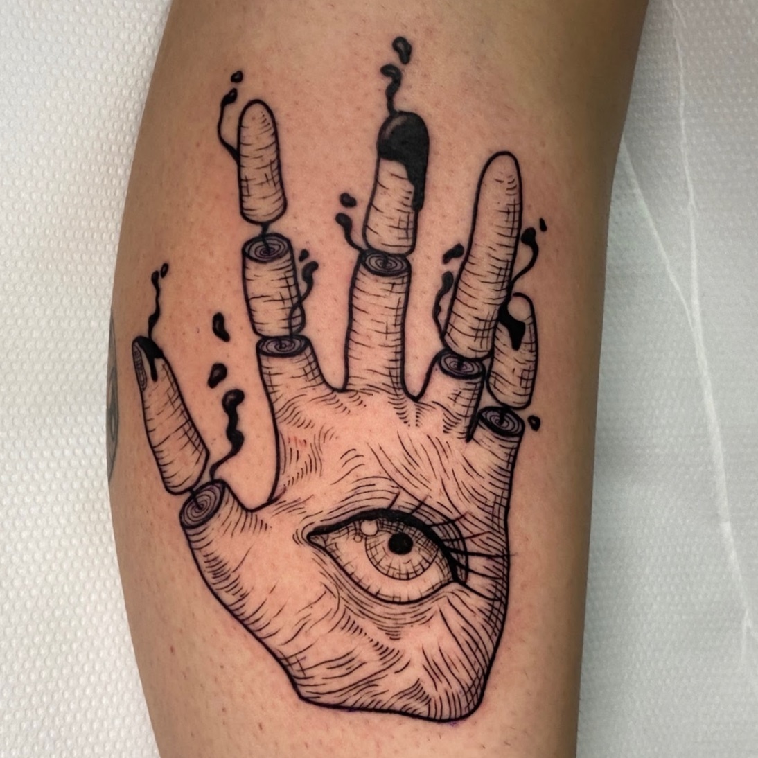 Tatuaje Abeja art nouveau con amatista y lavanda a color — CAOS Art Tattoo Chile