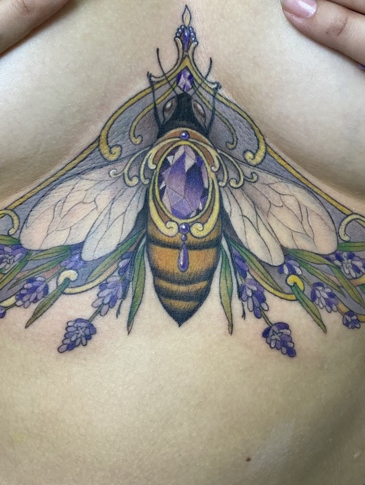 Tatuaje Rosa blackwork con mariposas monarca naranja — CAOS Art Tattoo Chile