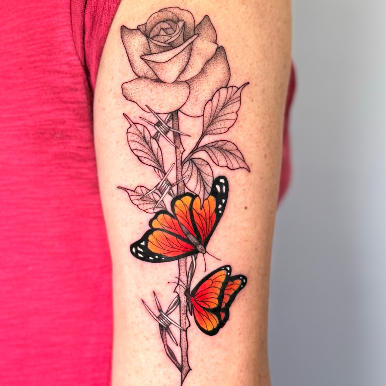 Tatuaje Mano de bruja con ojo y dedos velas — CAOS Art Tattoo Chile