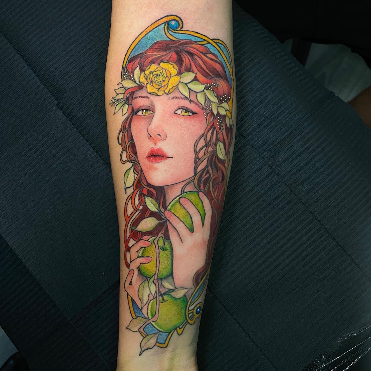 Tatuaje Mujer art nouveau con manzanas y flores a color — CAOS Art Tattoo Chile