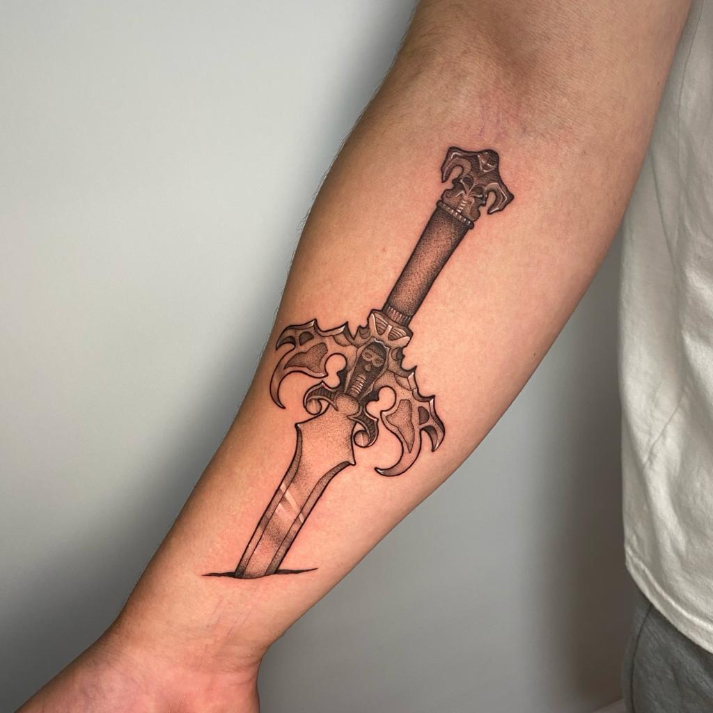 Tatuaje Espada fantástica con calavera estilo videojuego — CAOS Art Tattoo Chile