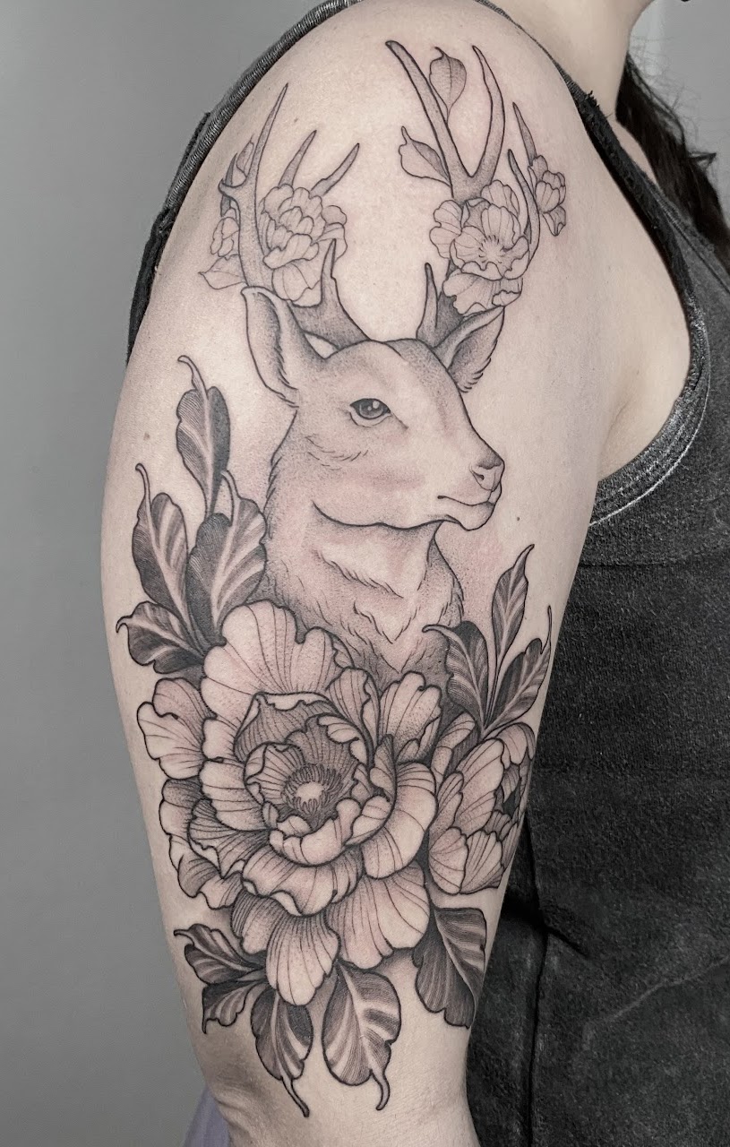 Tatuaje Ciervo con peonías blackwork fineline en brazo — CAOS Art Tattoo Chile