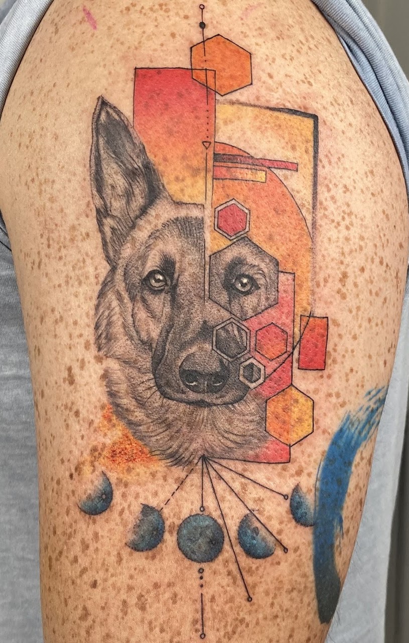 Tatuaje Pastor alemán retrato con geometría acuarela y fases lunares — CAOS Art Tattoo Chile