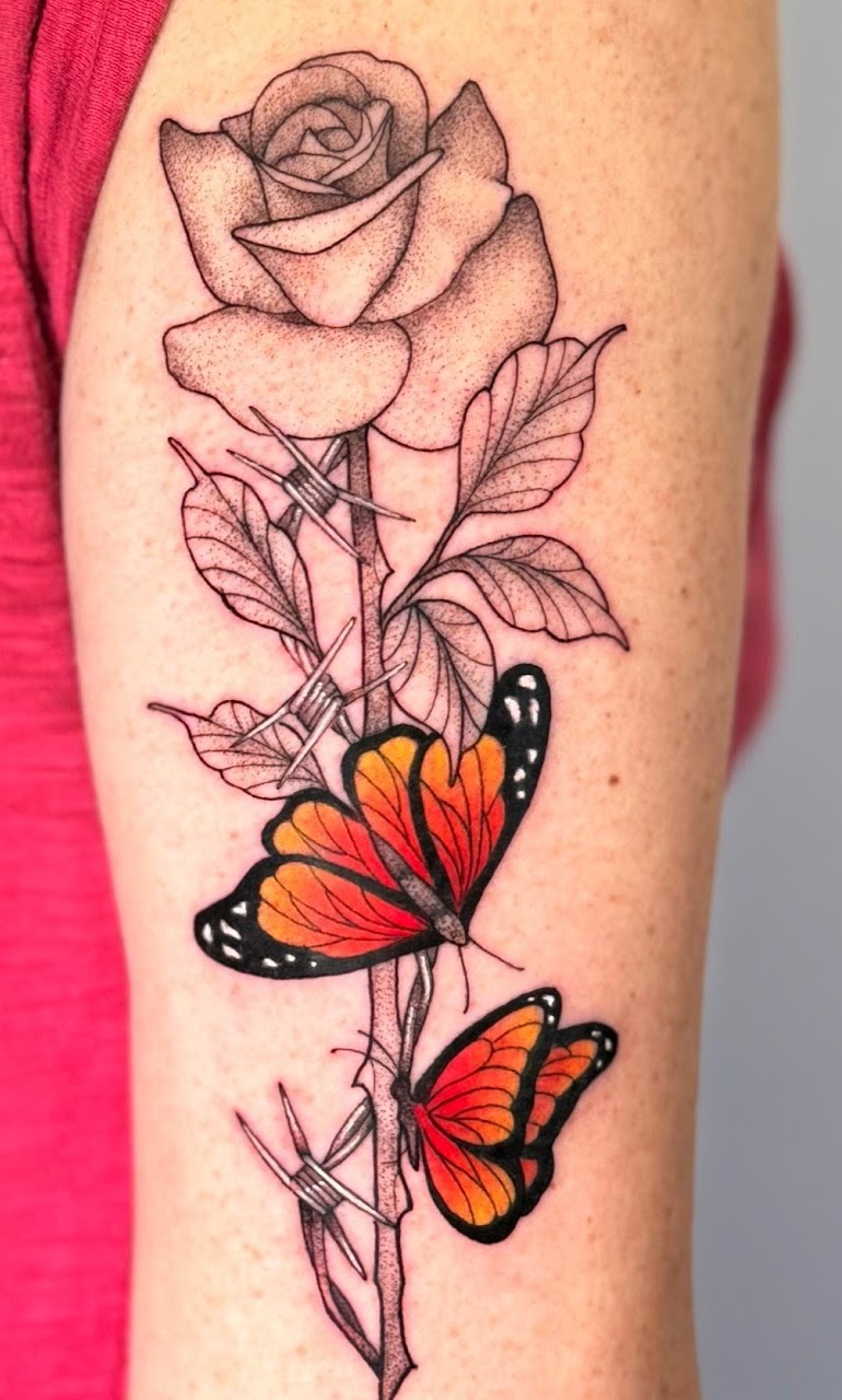 Tatuaje Mariposas monarca naranja con rosa blackwork — CAOS Art Tattoo Chile