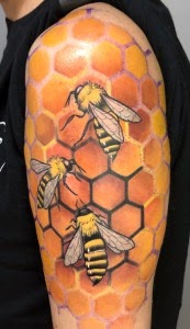 Tatuaje Abejas en panal a color amarillo — CAOS Art Tattoo Chile