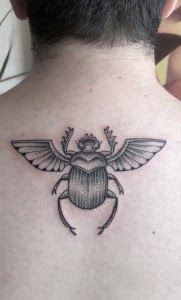 Tatuaje Escarabajo egipcio con alas blackwork — CAOS Art Tattoo Chile