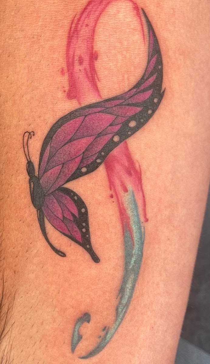 Tatuaje Mariposa morada con trazo acuarela — CAOS Art Tattoo Chile