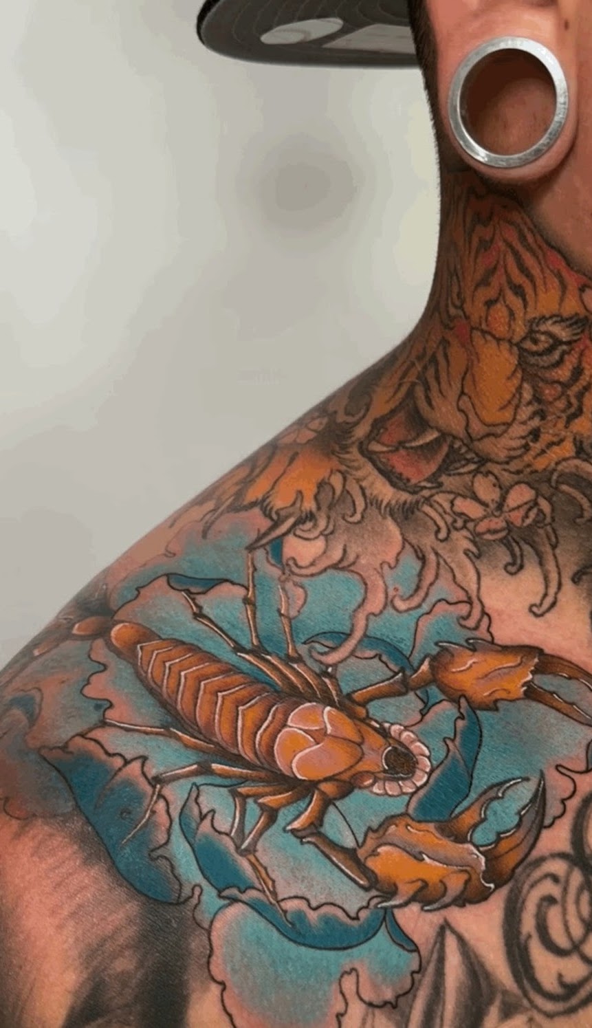 Tatuaje Escorpión neo japonés naranja y azul — CAOS Art Tattoo Chile