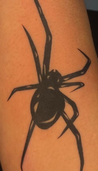 Tatuaje Araña negra silueta blackwork — CAOS Art Tattoo Chile