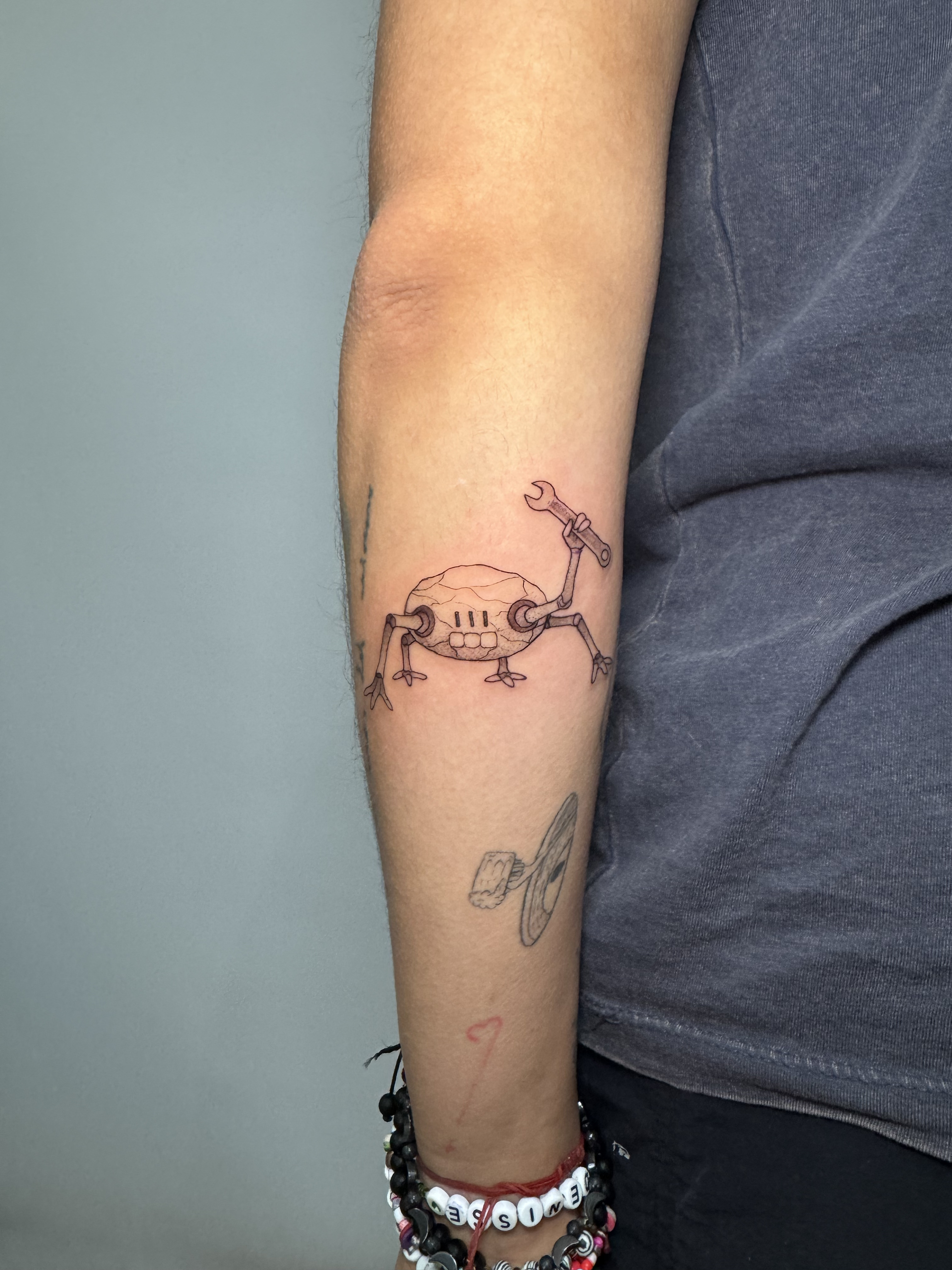 Tatuaje lineal blackwork — CAOS Art Tattoo Chile