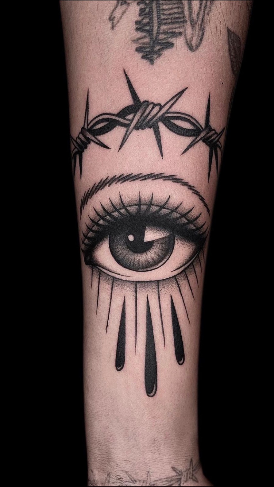 Tatuaje Ojo llorando con alambre de púas blackwork — CAOS Art Tattoo Chile