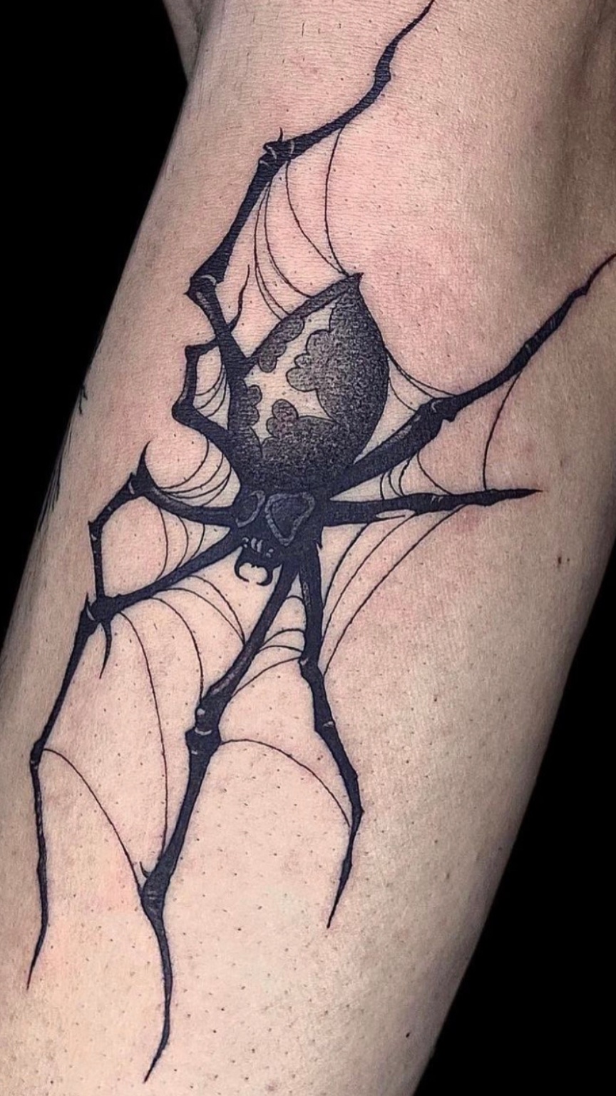 Tatuaje Araña blackwork con telaraña — CAOS Art Tattoo Chile
