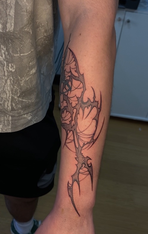 Tatuaje Tribal orgánico con flores blackwork — CAOS Art Tattoo Chile