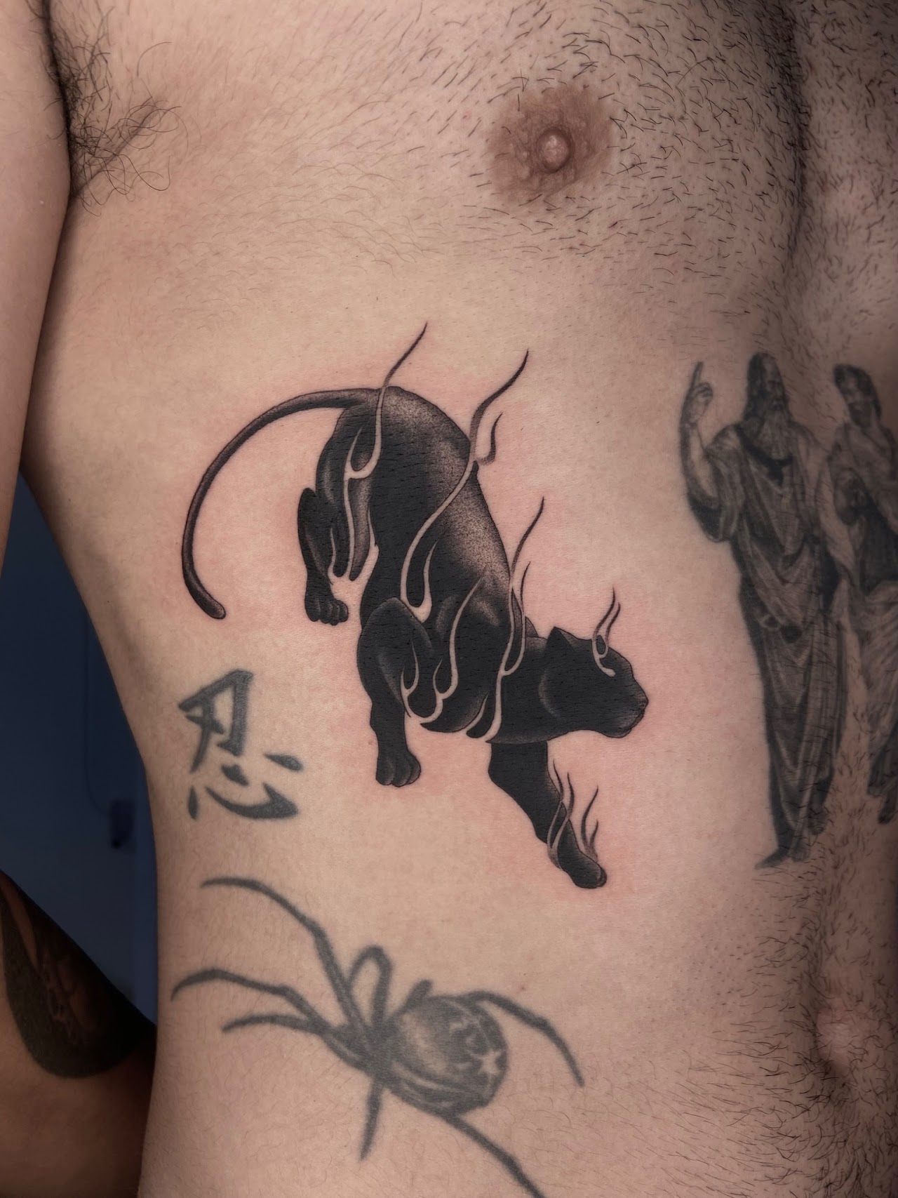 Tatuaje Pantera negra con llamas blackwork — CAOS Art Tattoo Chile