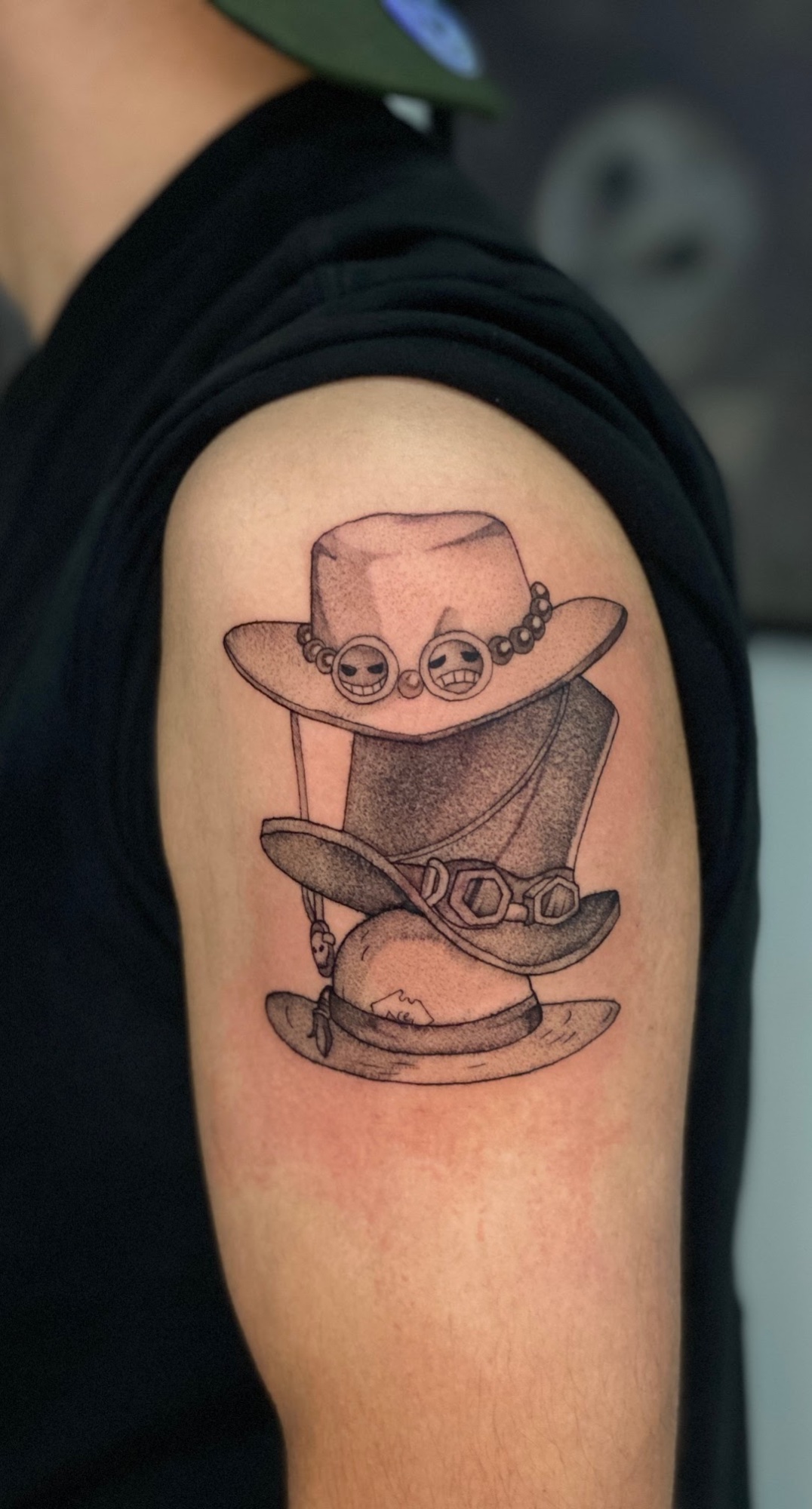 Tatuaje Sombreros apilados estilo manga lineal — CAOS Art Tattoo Chile