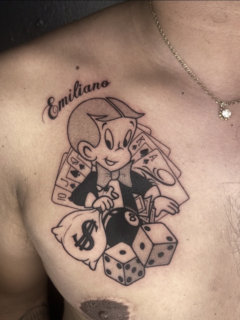 Tatuaje Personaje caricatura con naipes y dados blackwork — CAOS Art Tattoo Chile