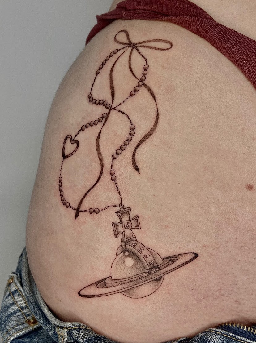 Tatuaje Collar con moño y orbe Vivienne Westwood lineal — CAOS Art Tattoo Chile