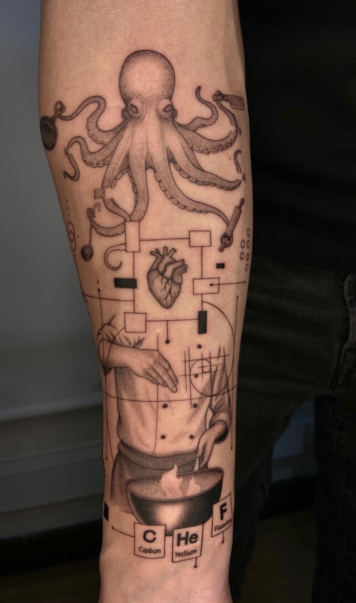 Tatuaje Pulpo chef con corazón y tabla periódica lineal — CAOS Art Tattoo Chile