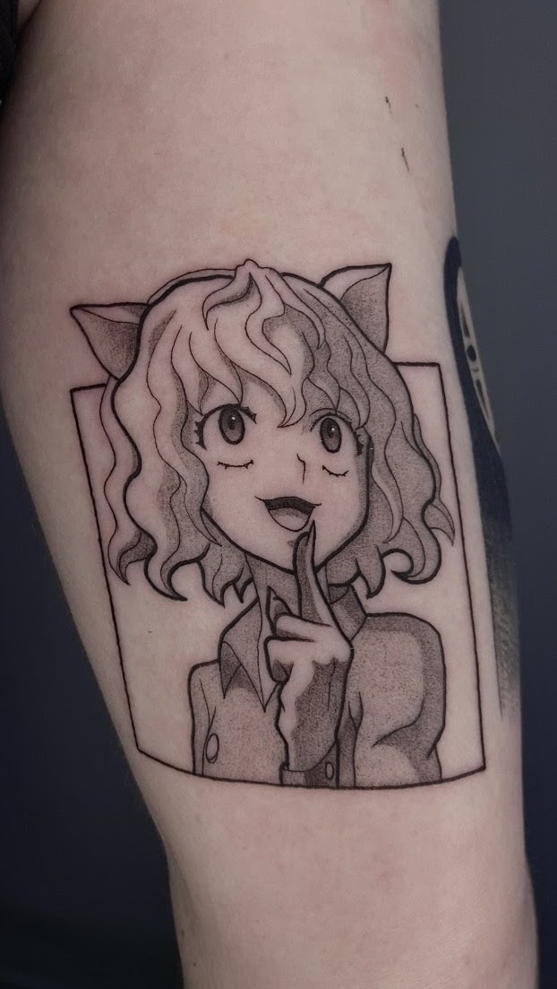 Tatuaje Chica anime nekomusume gesto silencio lineal — CAOS Art Tattoo Chile