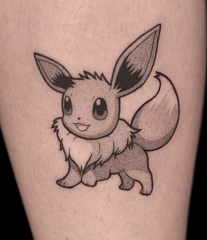 Tatuaje Eevee Pokémon blackwork lineal — CAOS Art Tattoo Chile