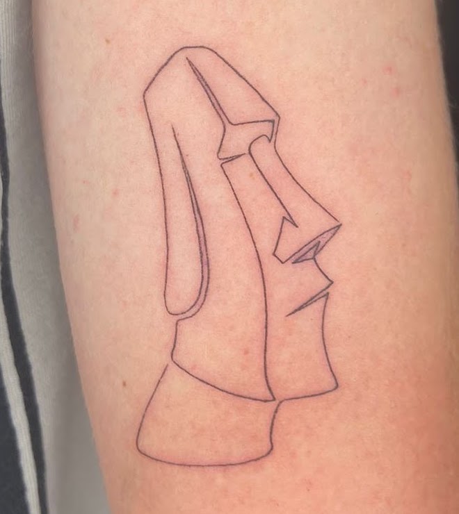 Tatuaje Moai Rapa Nui contorno minimalista — CAOS Art Tattoo Chile