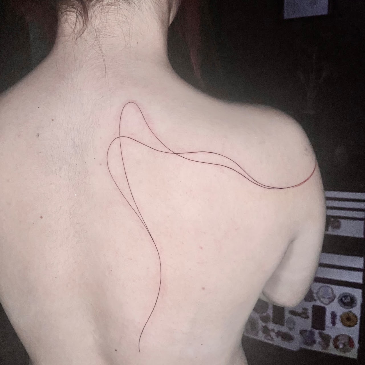 Tatuaje Líneas abstractas curvas espalda fine line — CAOS Art Tattoo Chile