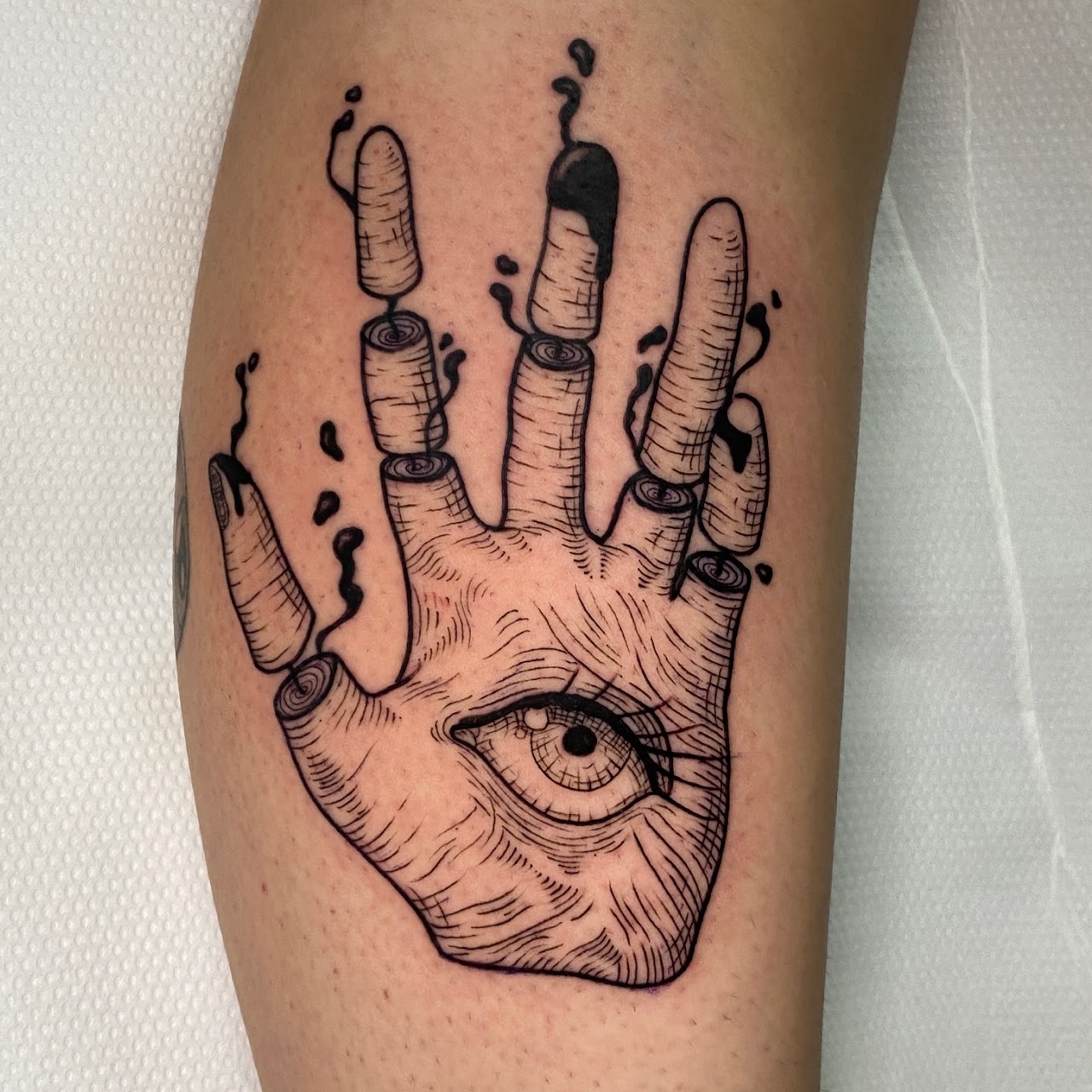 Tatuaje Mano con ojo y dedos-velas grabado — CAOS Art Tattoo Chile