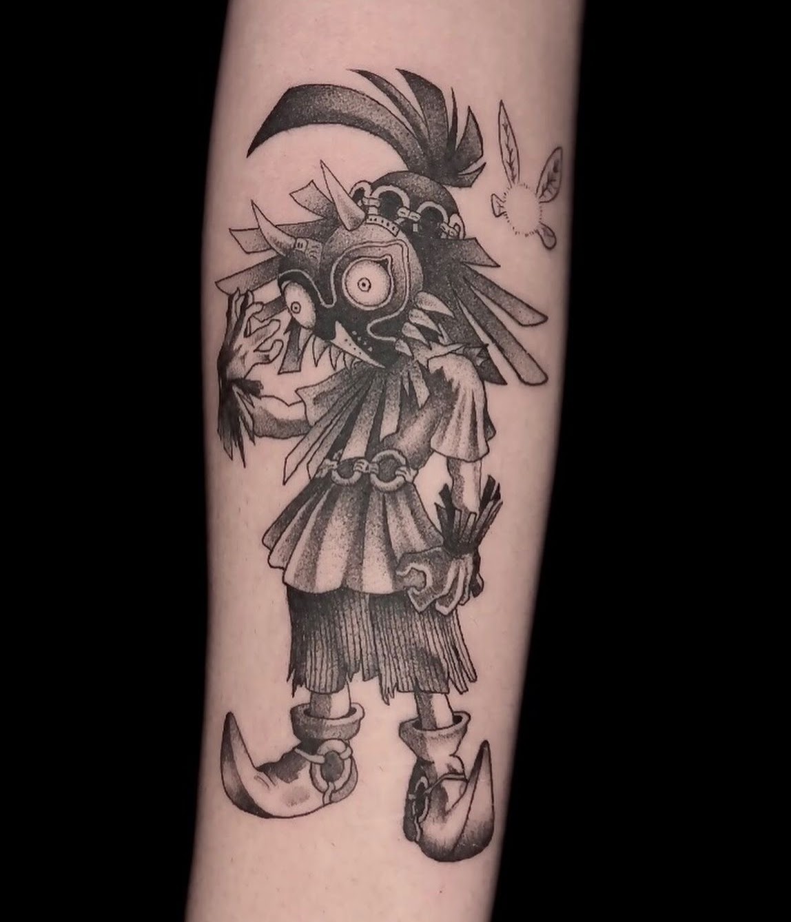 Tatuaje Skull Kid Zelda Majora's Mask dotwork — CAOS Art Tattoo Chile