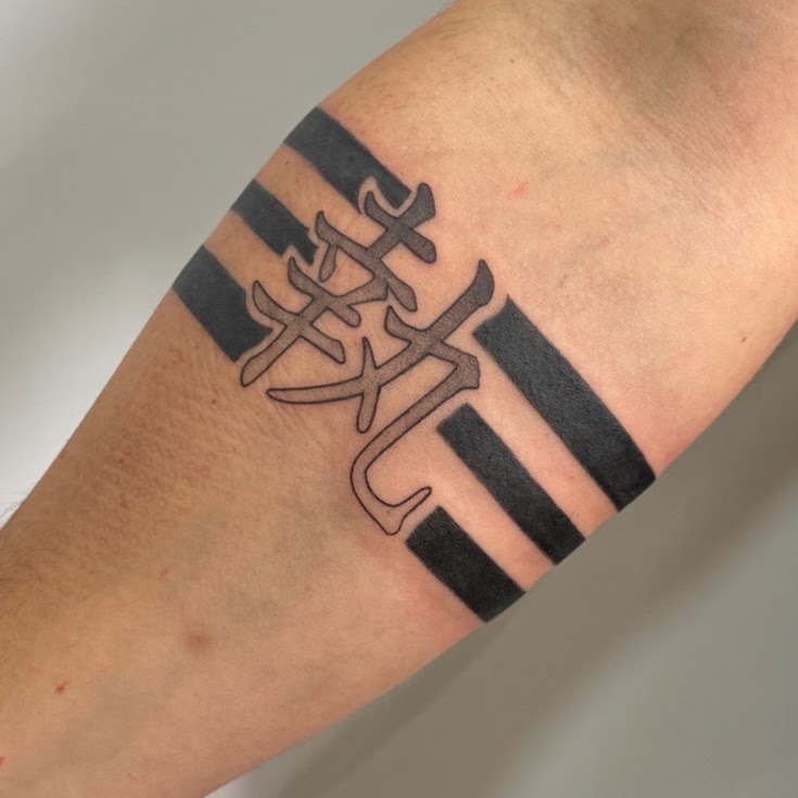 Tatuaje Kanji japonés en banda negra blackwork — CAOS Art Tattoo Chile