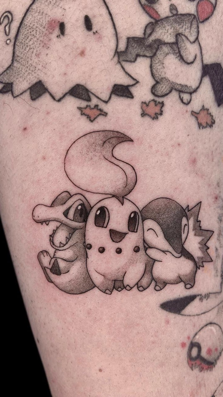 Tatuaje Pokémon starters segunda generación lineal — CAOS Art Tattoo Chile