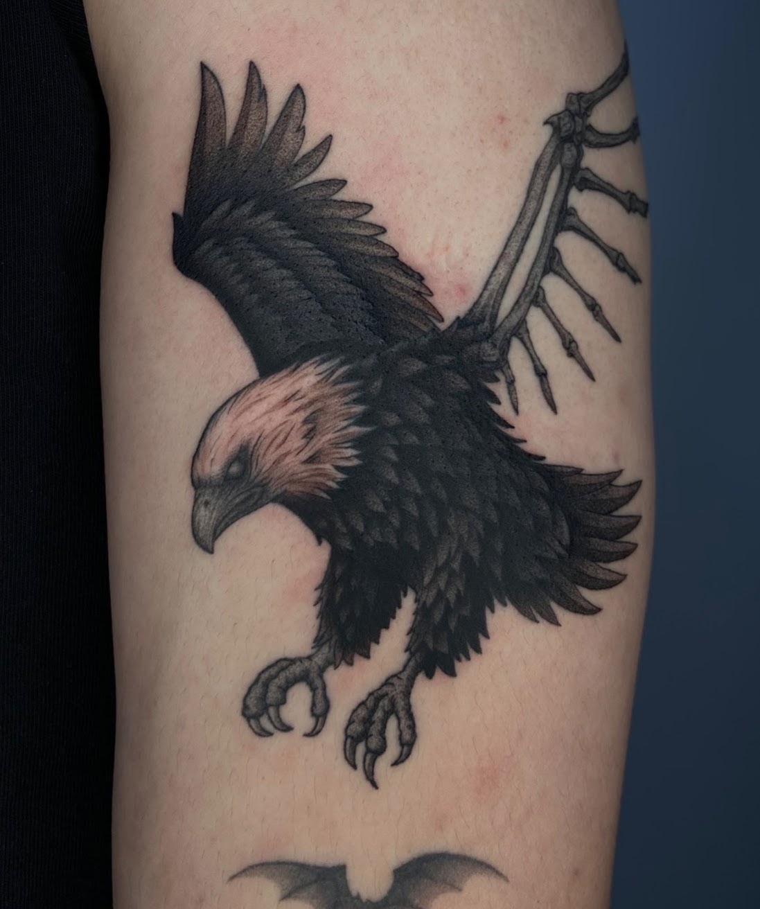 Tatuaje Águila calva con ala esqueleto blackwork — CAOS Art Tattoo Chile