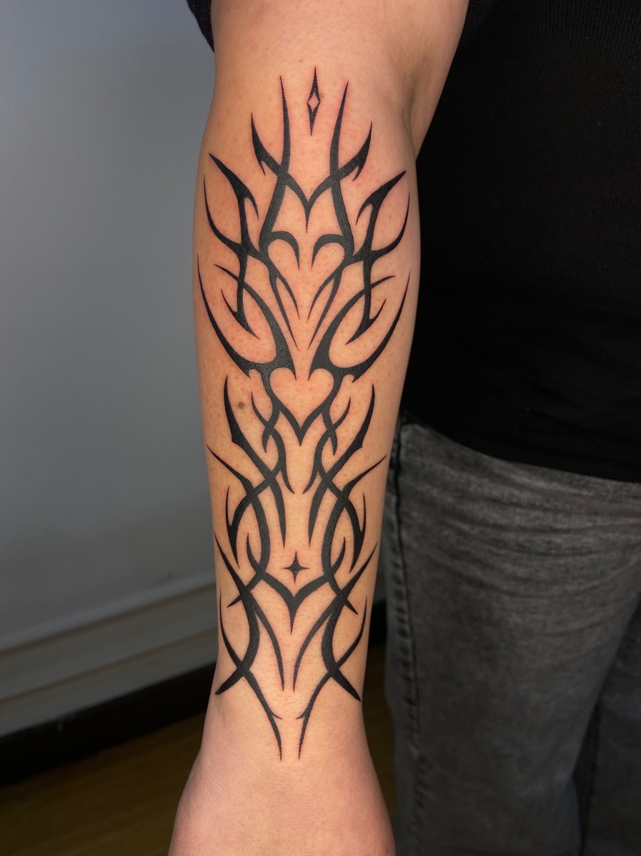 Tatuaje Tribal neo con corazones y diamante blackwork — CAOS Art Tattoo Chile