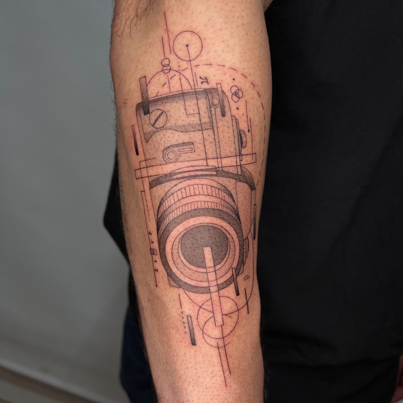 Tatuaje Cámara Hasselblad análoga lineal técnica — CAOS Art Tattoo Chile